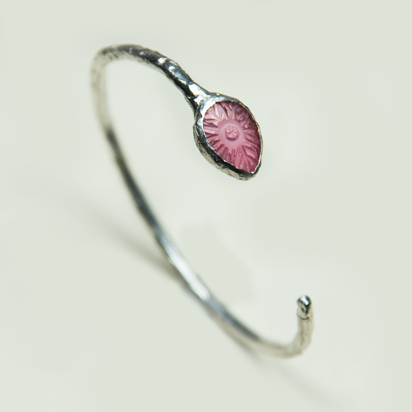 Esclava Cristal Rosado Tallado en Plata