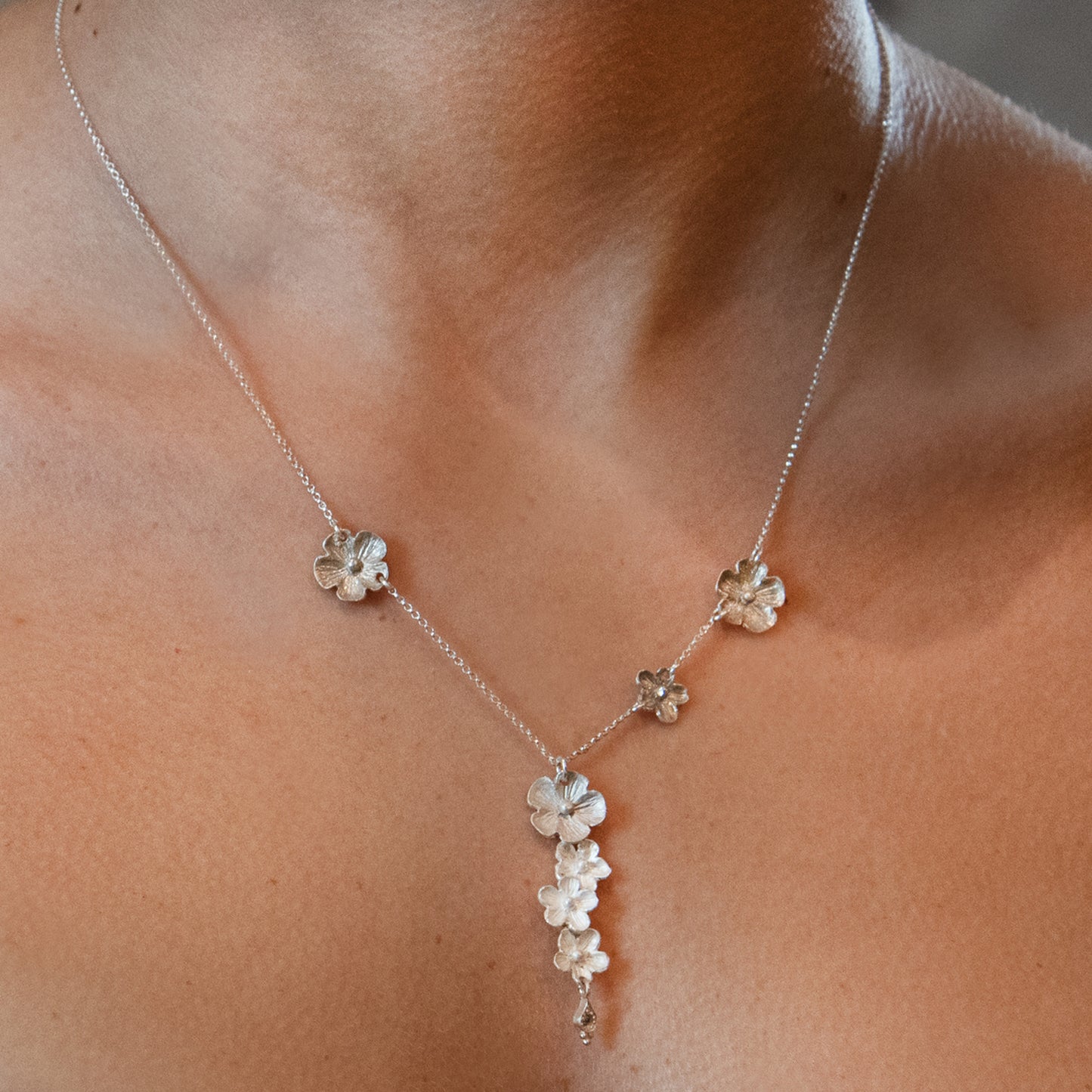 COLLAR 7 FLORES PTO DE LUZ PLATA