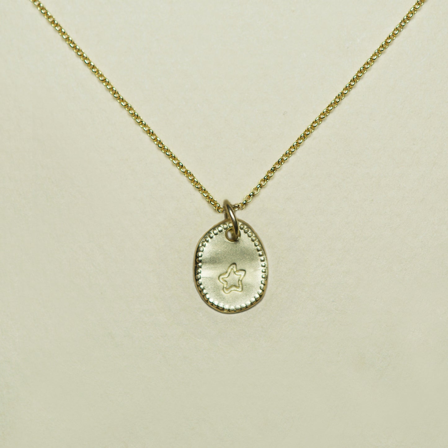 Collar Medalla Grabada Estrella Enchape
