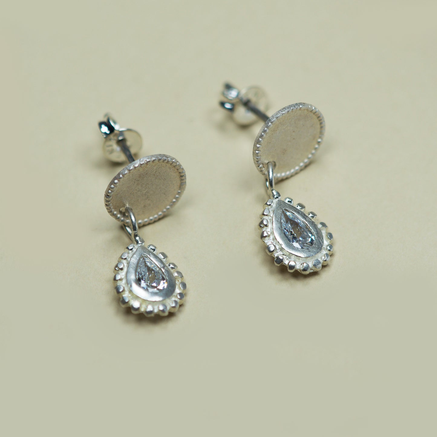 Aro Vastago Redondo Con Punto De Luz Gota Bolita Ag - Chica Lecannelier Joyas