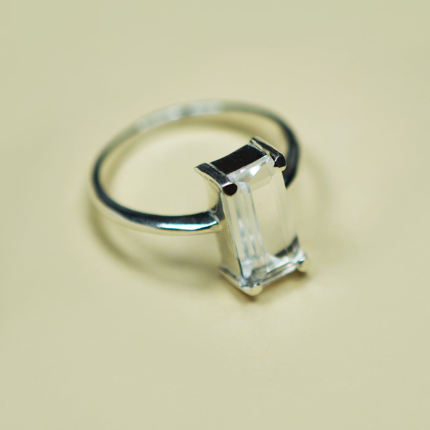 Anillo Piedra Central Vertical Plata Blanco N17 - Chica Lecannelier Joyas