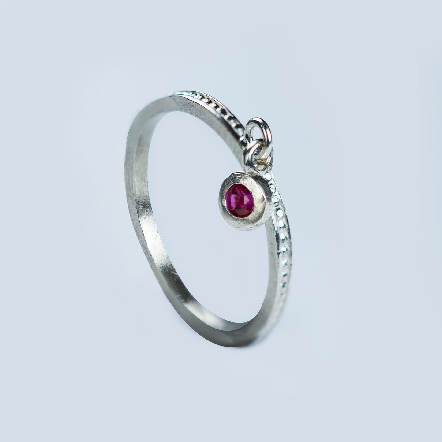 Anillo Puntitos Circon Colgando Plata Rojo N11 - Chica Lecannelier Joyas