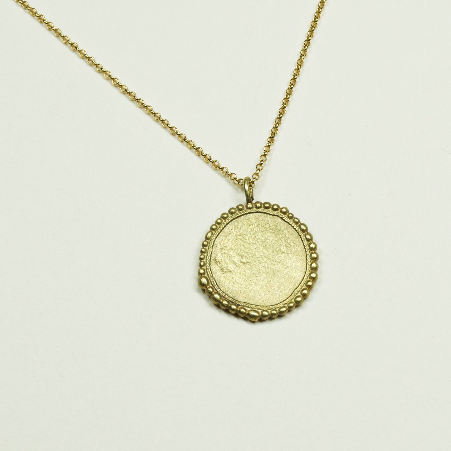 Collar Medalla Irregular Enchape - Chica Lecannelier Joyas