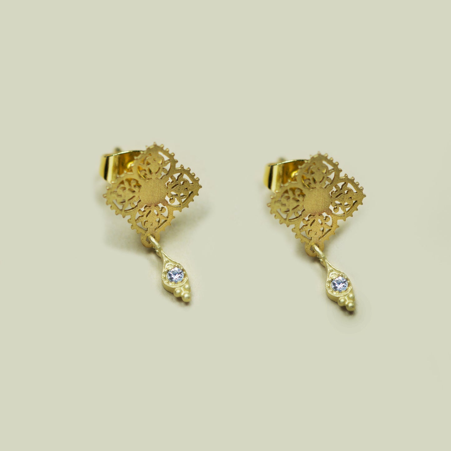 Aro Vastago Flor Calada Con Punto De Luz Chico Br - Chica Lecannelier Joyas