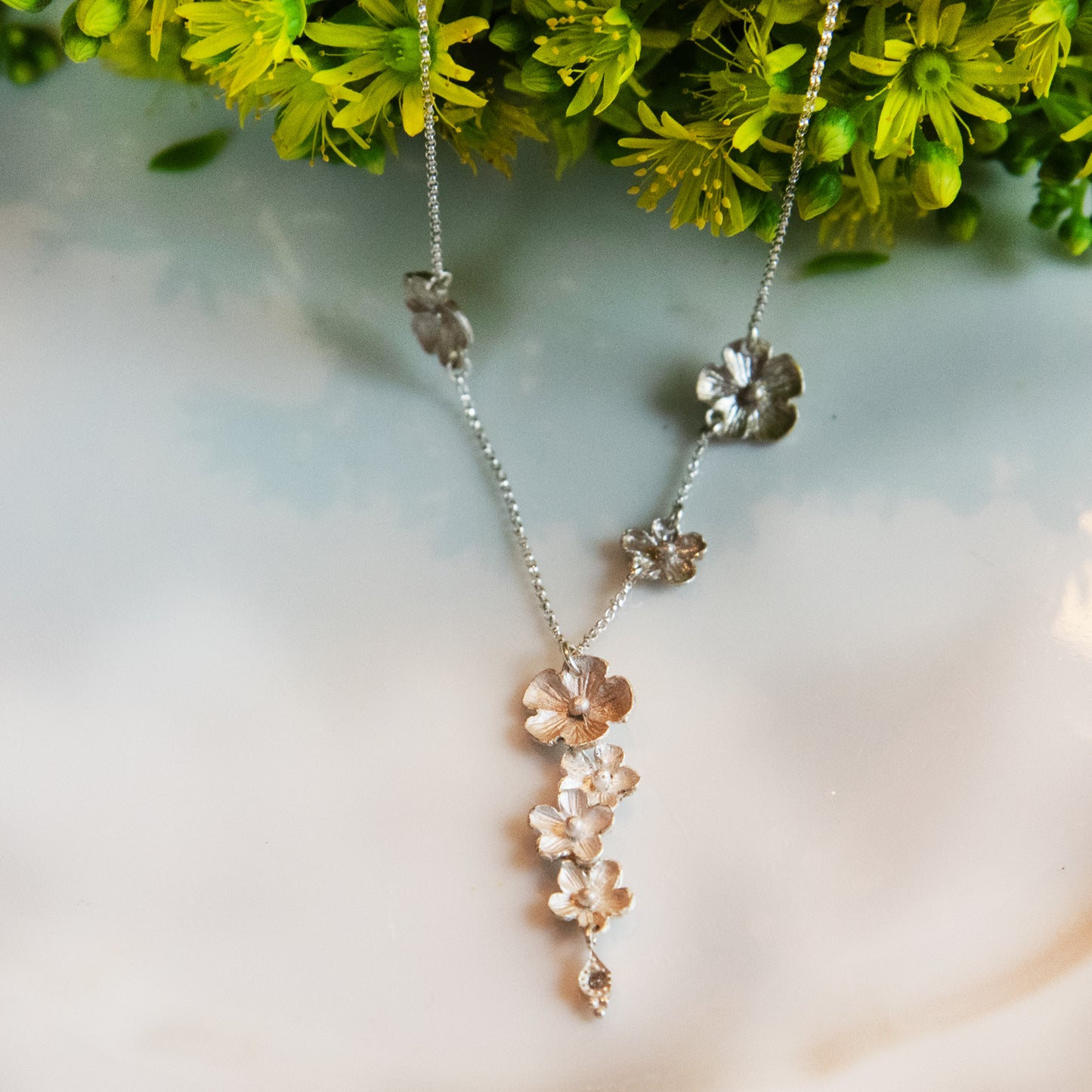 COLLAR 7 FLORES PTO DE LUZ PLATA