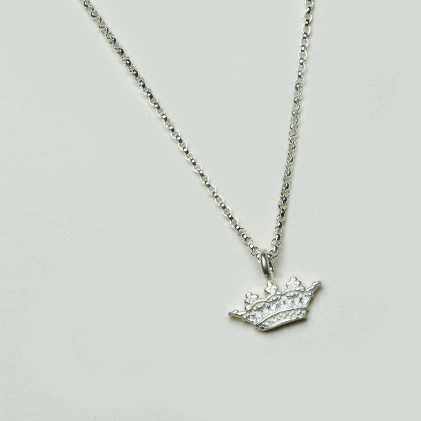 Collar Corona Plana Chica Plata