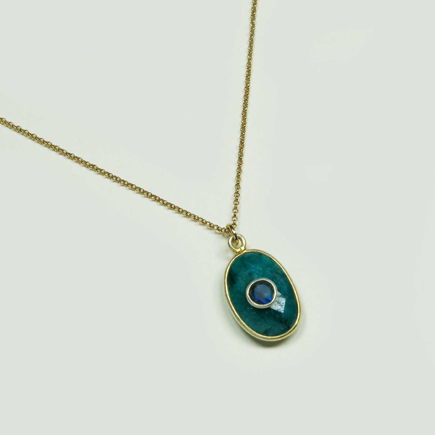 Collar Engastado Raíz de Esmeralda Enchape