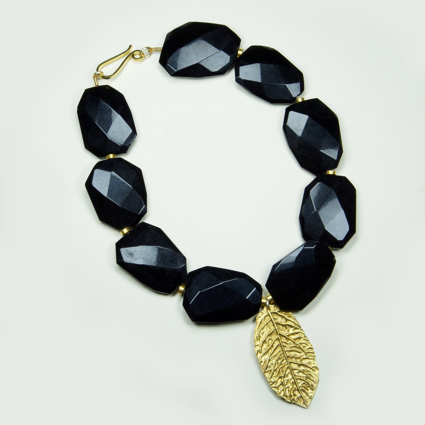 Collar Agata Negra Mostacillas Hoja Enchape