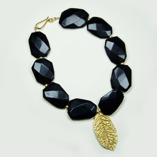Collar Agata Negra Mostacillas Hoja Enchape