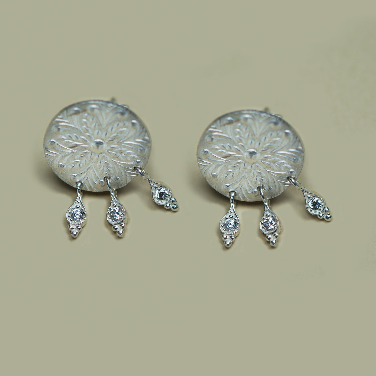 Aro Vastago Flor  Con 3 Puntos De Luz Ag - Chica Lecannelier Joyas
