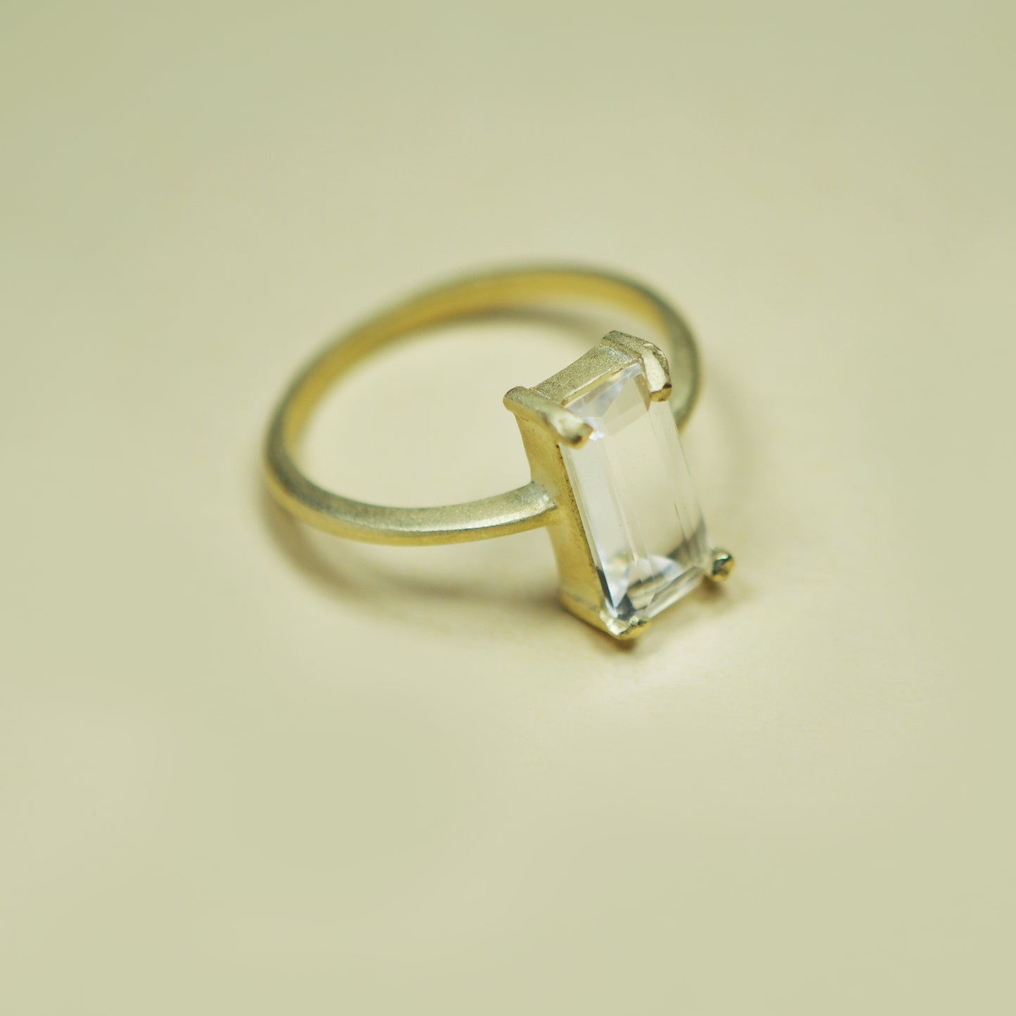 Anillo Piedra Central Vertical Enchape Blanco N17 - Chica Lecannelier Joyas