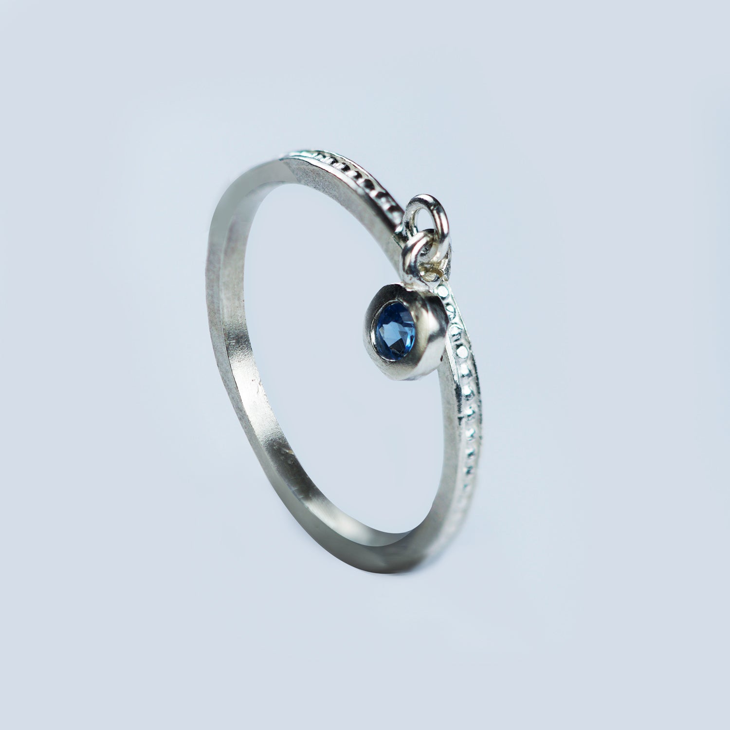 Anillo Puntitos Circon Colgando Plata Celeste N22 - Chica Lecannelier Joyas