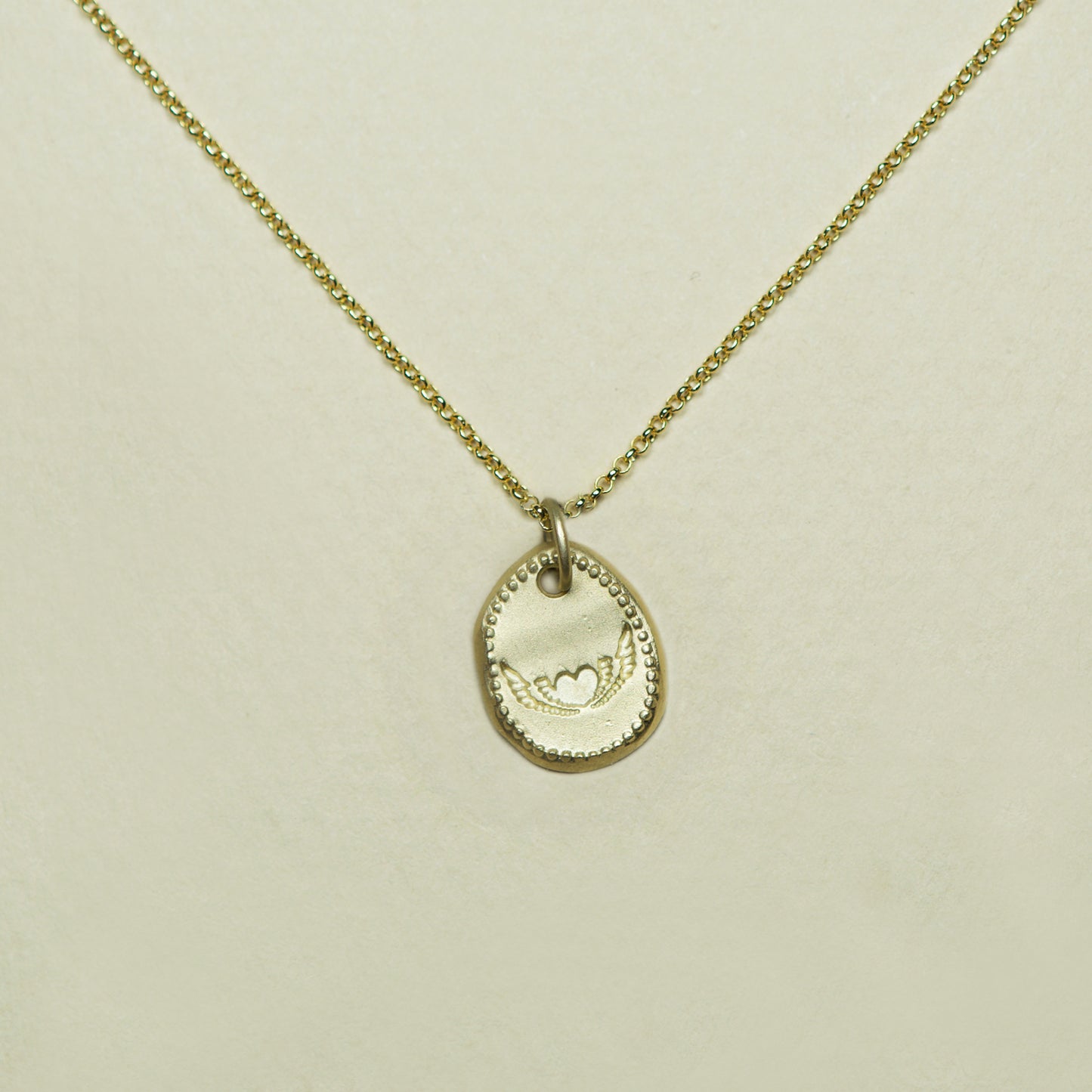 Collar Medalla Grabada Enchape Corazon Con Alas - Chica Lecannelier Joyas