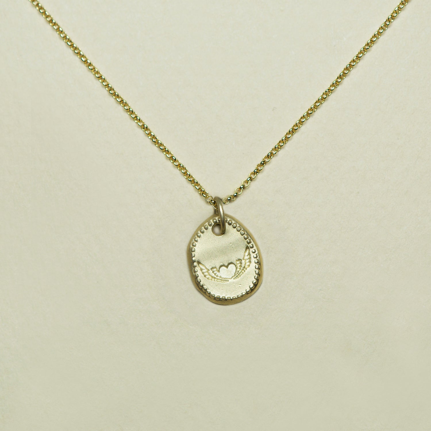 Collar Medalla Grabada Enchape Corazon Con Alas - Chica Lecannelier Joyas