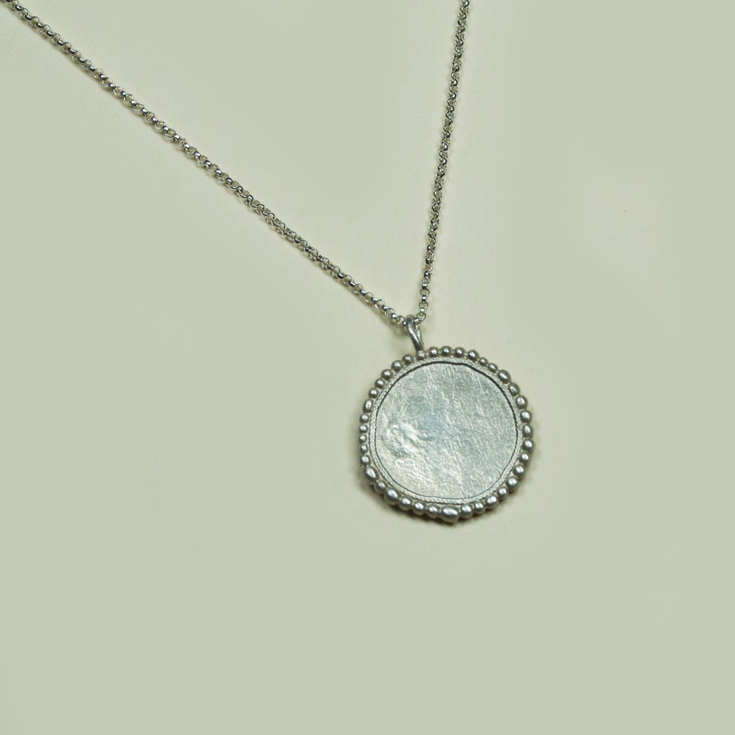 Collar Medalla Irregular Plata - Chica Lecannelier Joyas