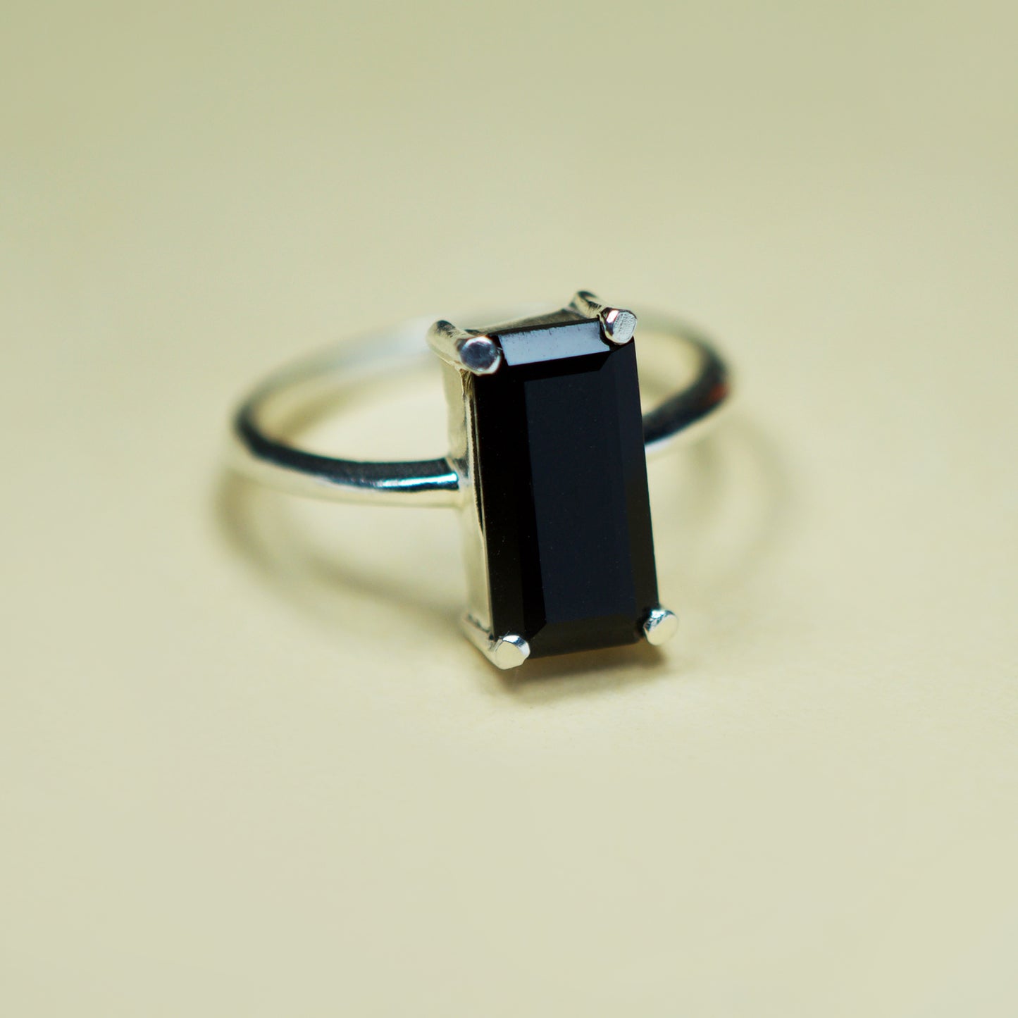 Anillo Piedra Central Vertical Plata Negro N09 - Chica Lecannelier Joyas
