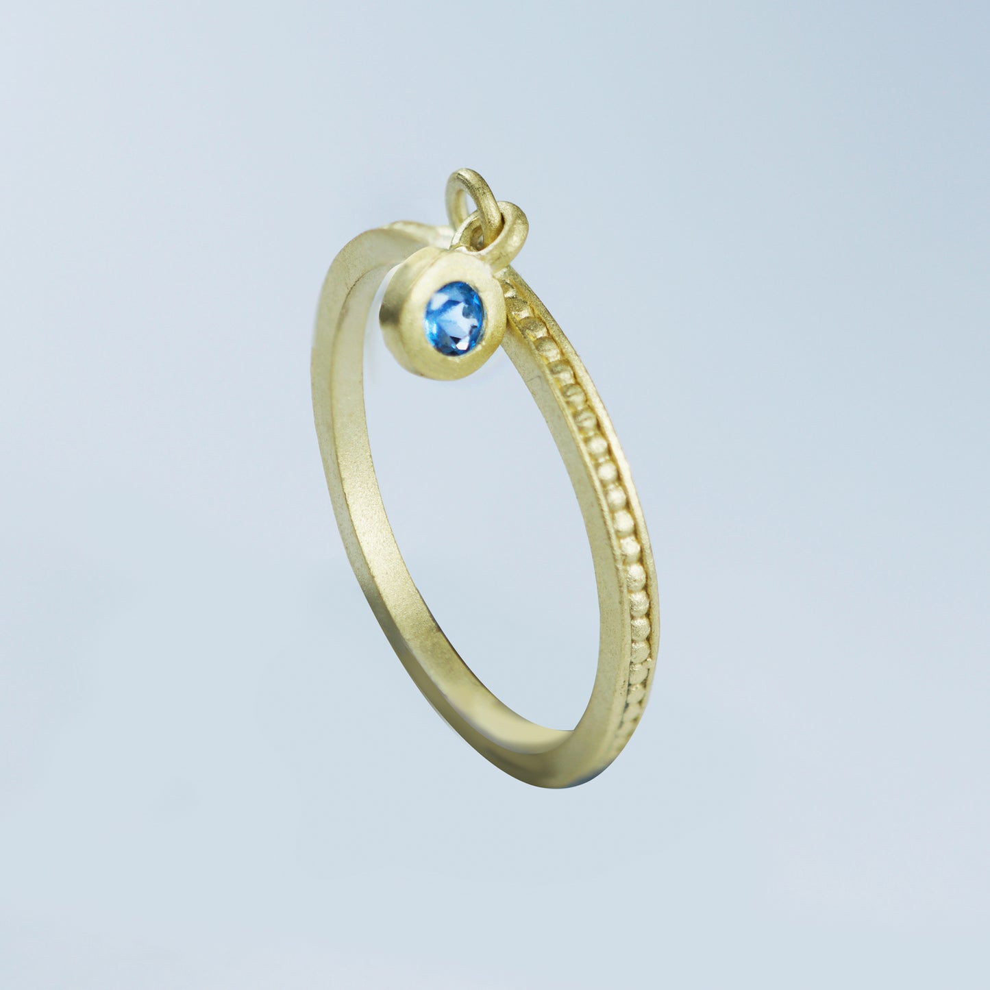 Anillo Puntitos Circon Colgando Celeste Enchape N05 - Chica Lecannelier Joyas