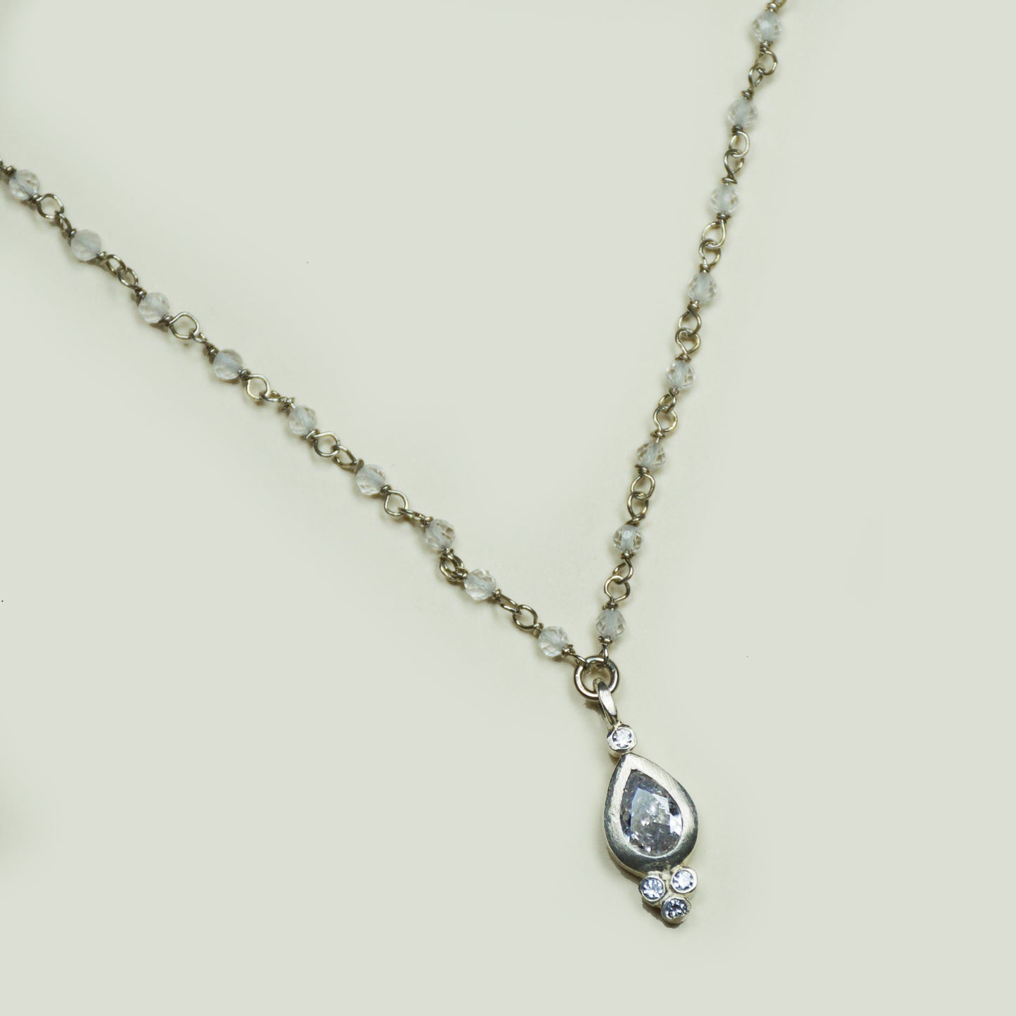 Collar Piedras Entorchadas Cristales Con Punto De Luz Ag - Chica Lecannelier Joyas