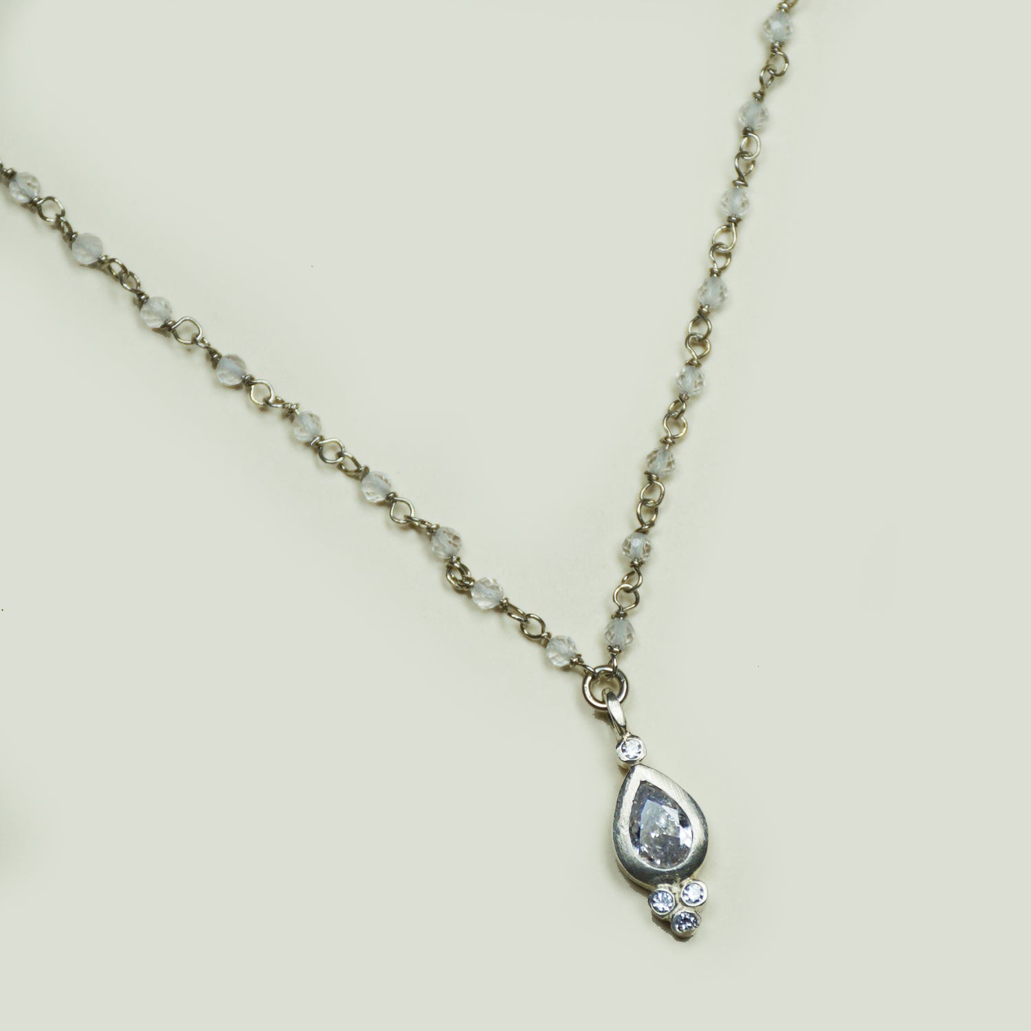 Collar Piedras Entorchadas Cristales Con Punto De Luz Ag - Chica Lecannelier Joyas
