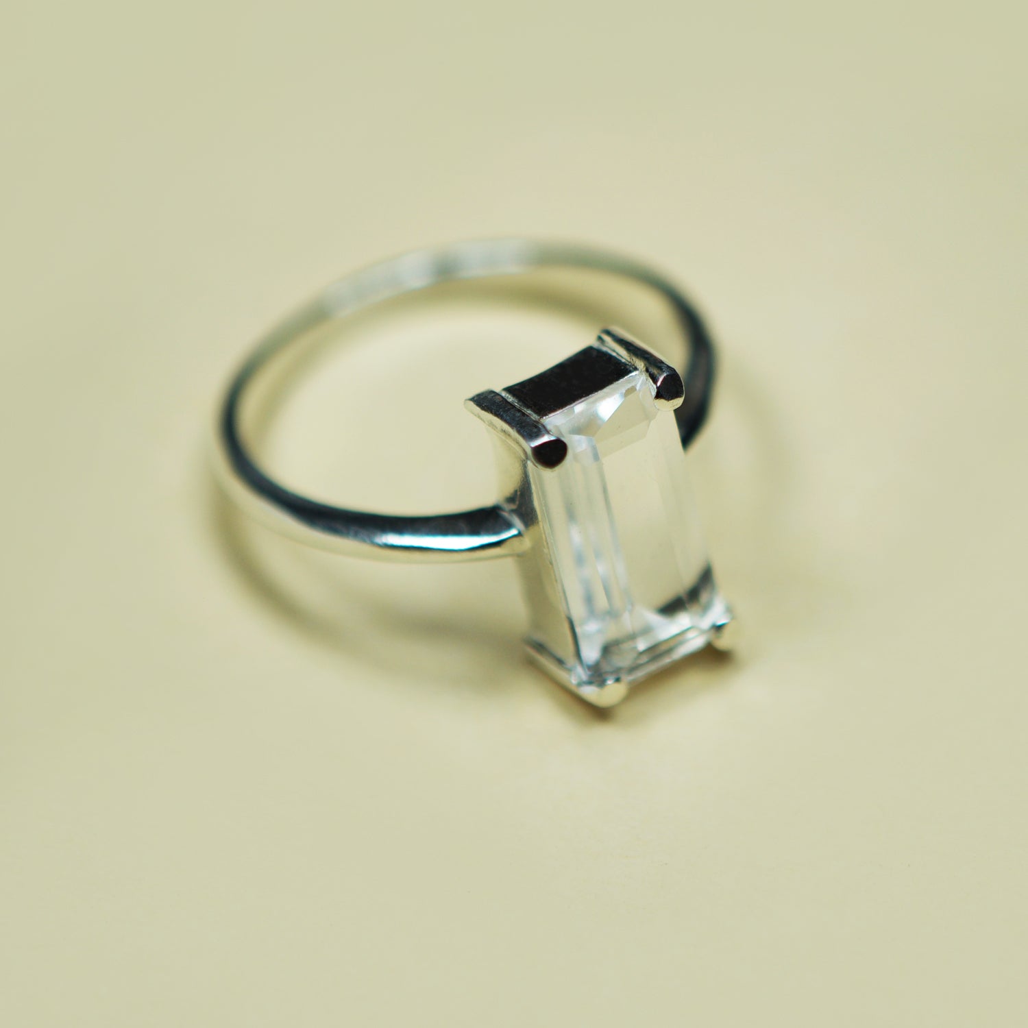 Anillo Piedra Central Vertical Plata Blanco N17 - Chica Lecannelier Joyas