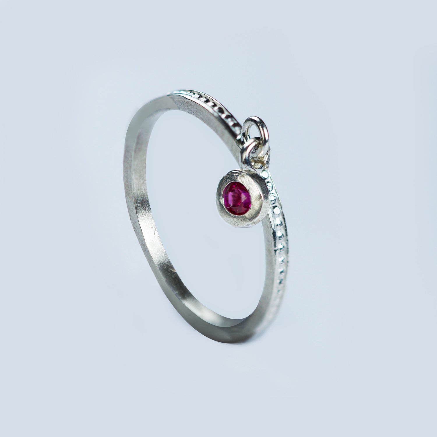 Anillo Puntitos Circon Colgando Plata Rojo N11 - Chica Lecannelier Joyas