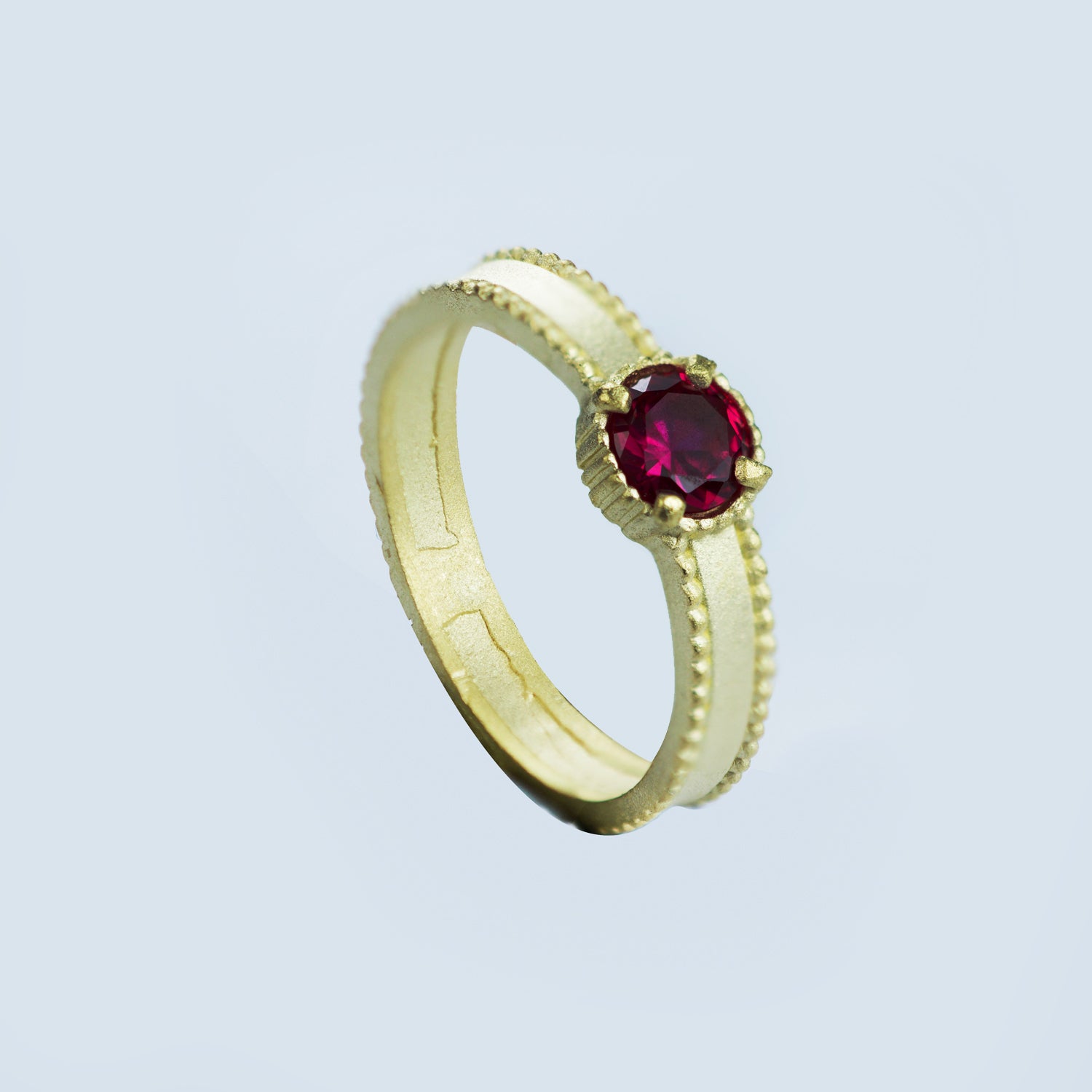 Anillo Circon Central Rojo Enchape N22 - Chica Lecannelier Joyas