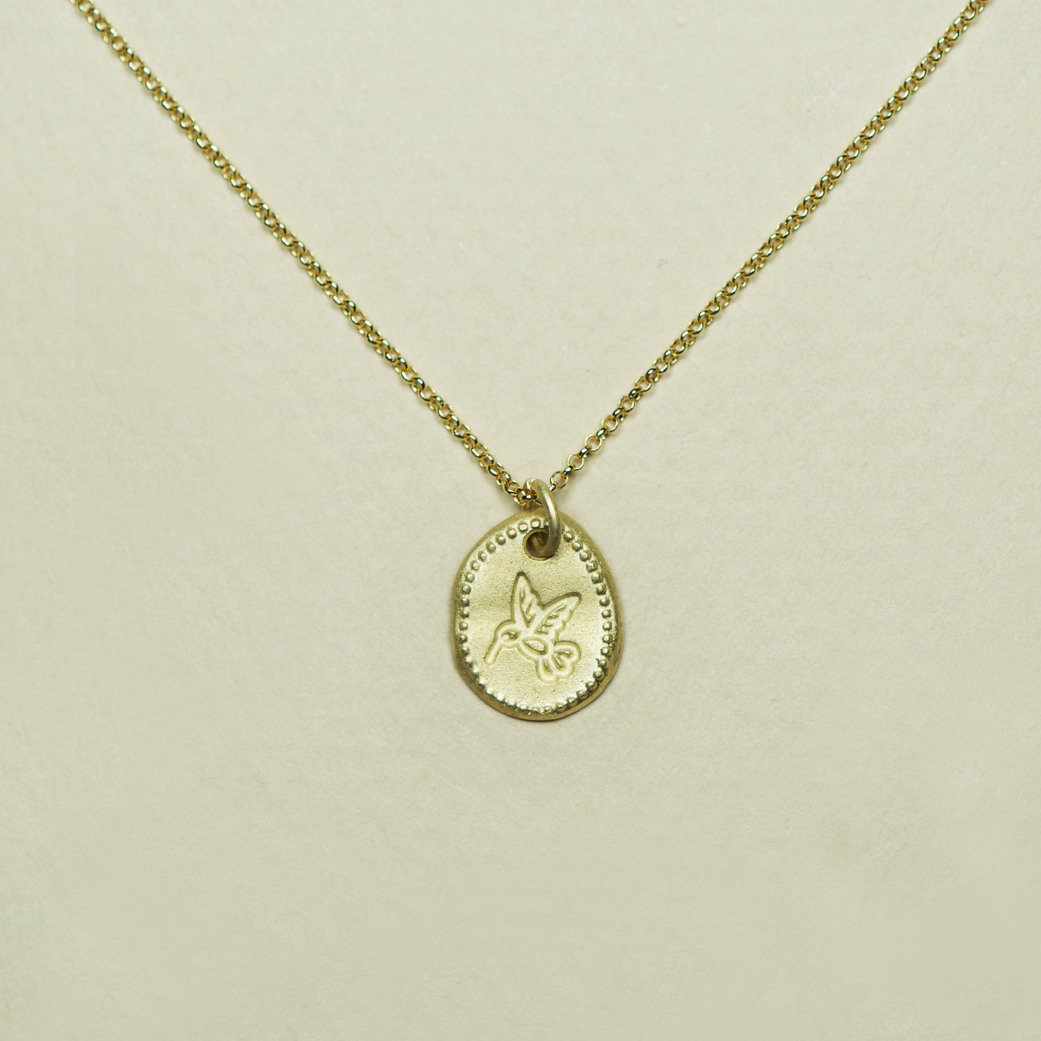 Collar Medalla Grabada Enchape Colibri - Chica Lecannelier Joyas