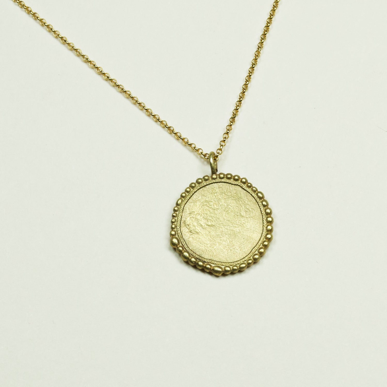 Collar Medalla Irregular Enchape - Chica Lecannelier Joyas