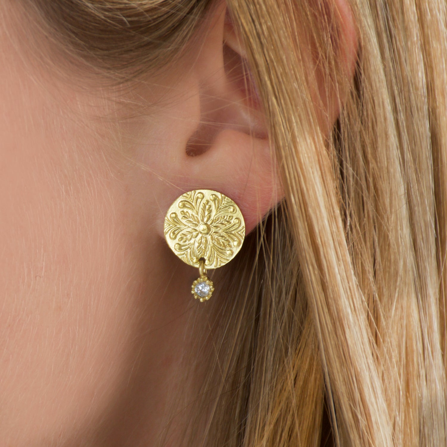 Aro Vastago Flor  Con Punto De Luz Redondo Br - Chica Lecannelier Joyas
